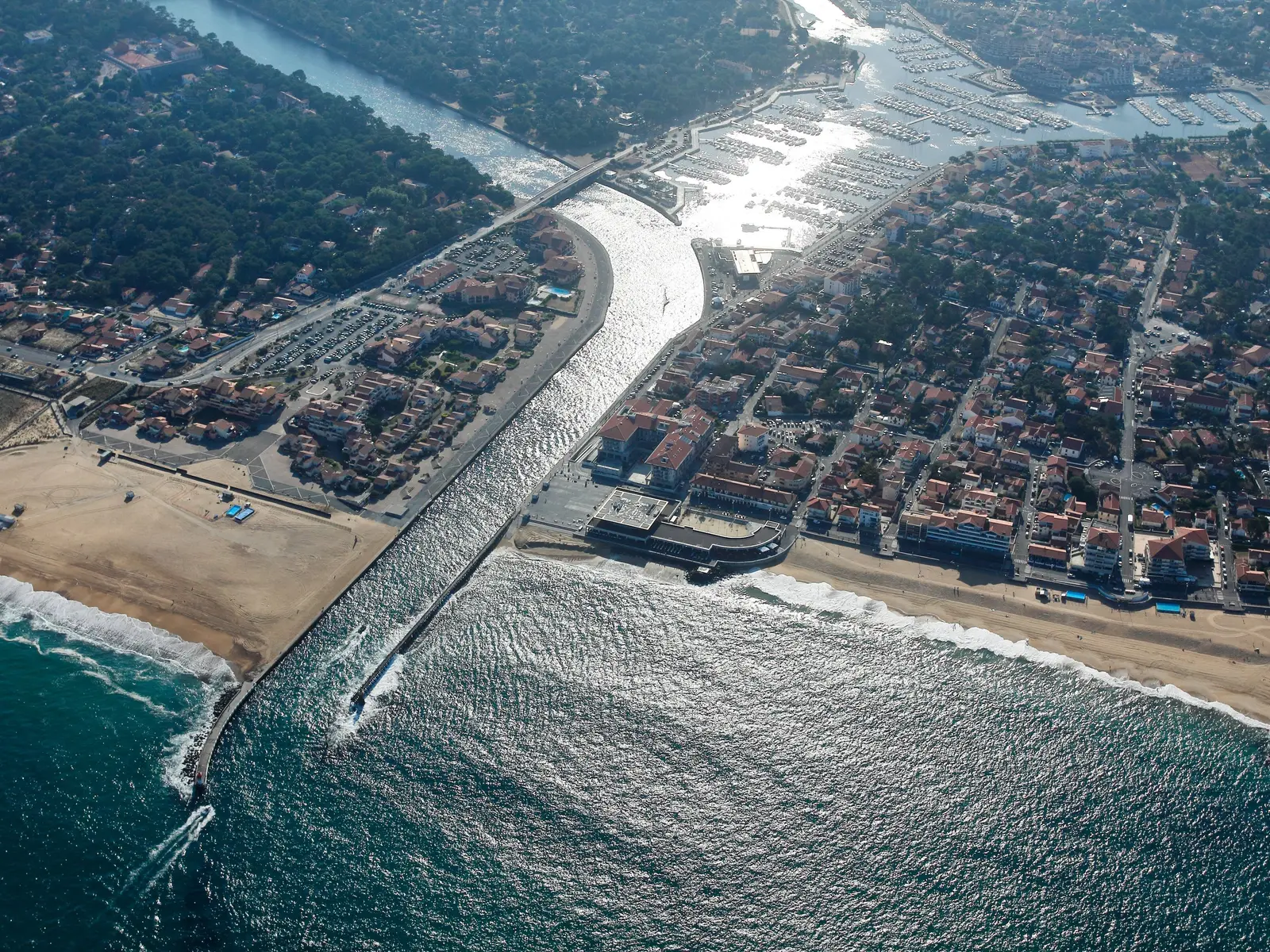 O canal de Hossegor visto do céu, do lago marinho até ao mar, entre os seus molhes e as suas praias