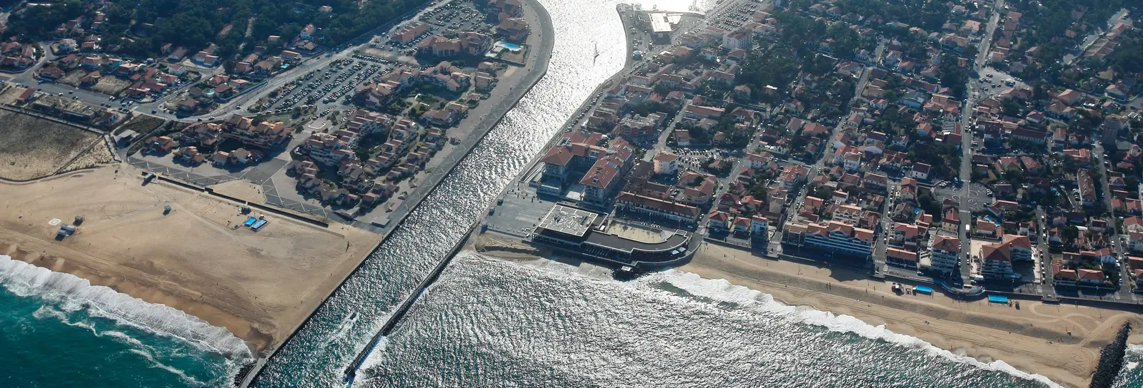 The Hossegor canal from the sky, from the saltwater lake to the sea, between its jetties and beaches