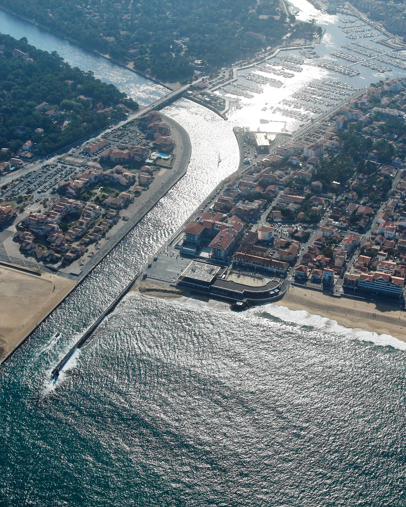 The Hossegor canal from the sky, from the saltwater lake to the sea, between its jetties and beaches