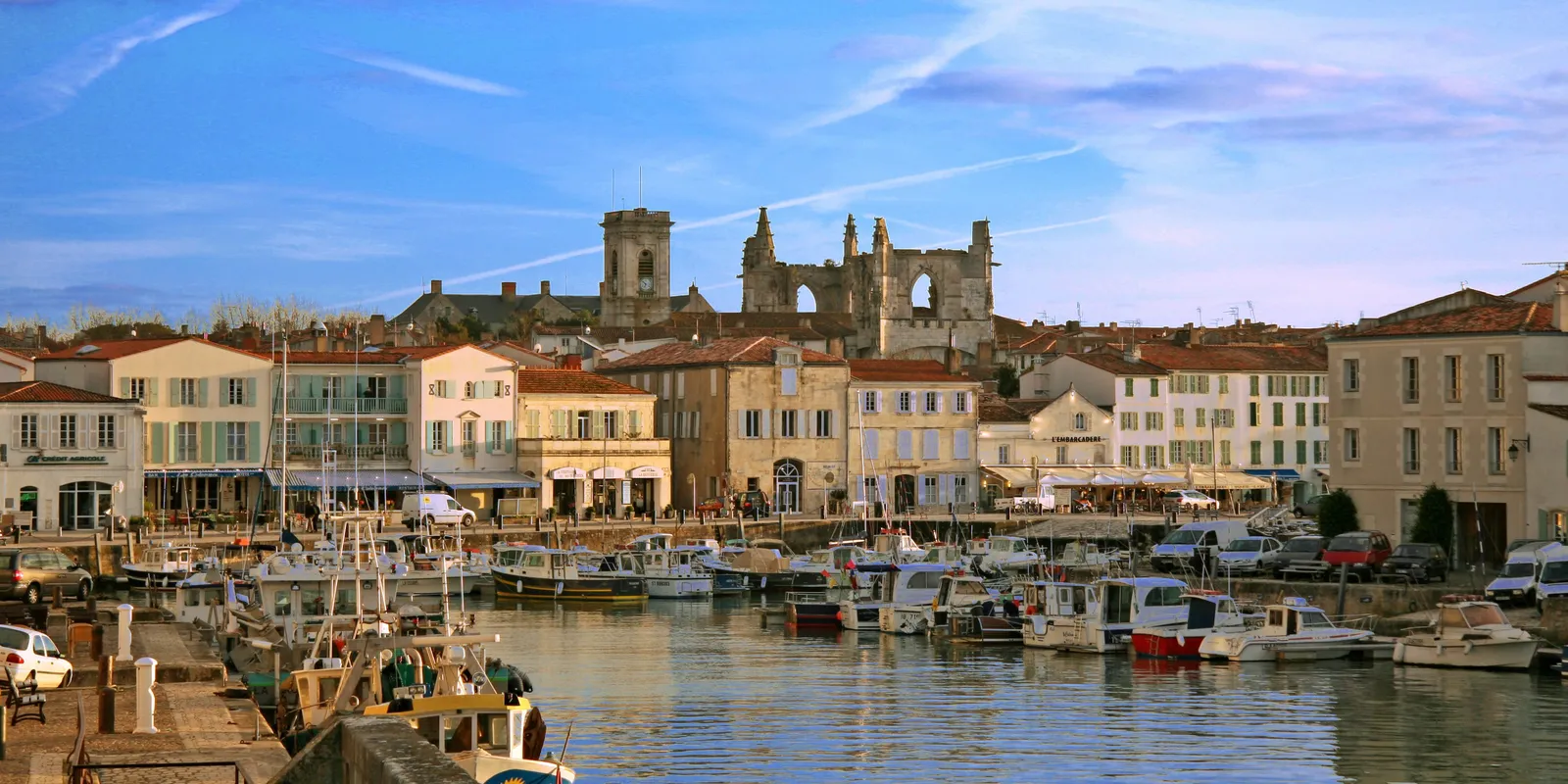 Le port de Saint-Martin-de-Ré et le clocher de l’église