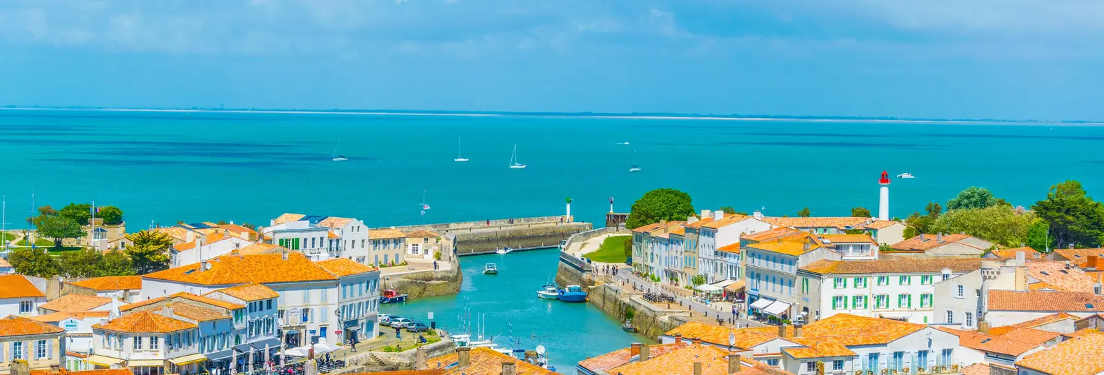 Le port de Saint-Martin-de-Ré et ses toits de tuiles, vus du ciel