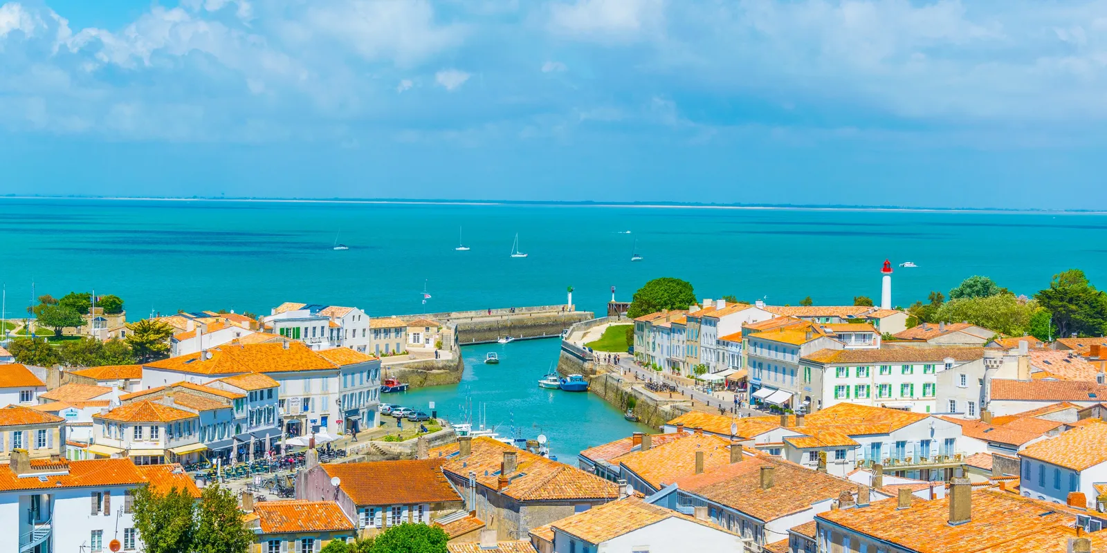 O porto de Saint-Martin-de-Ré e os seus telhados de telha, vistos do céu