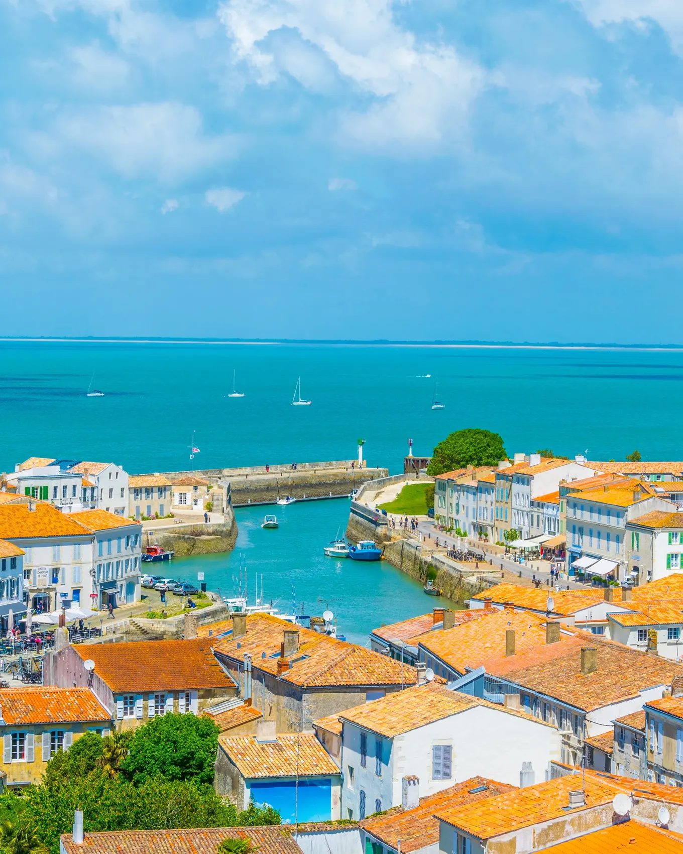Le port de Saint-Martin-de-Ré et ses toits de tuiles, vus du ciel