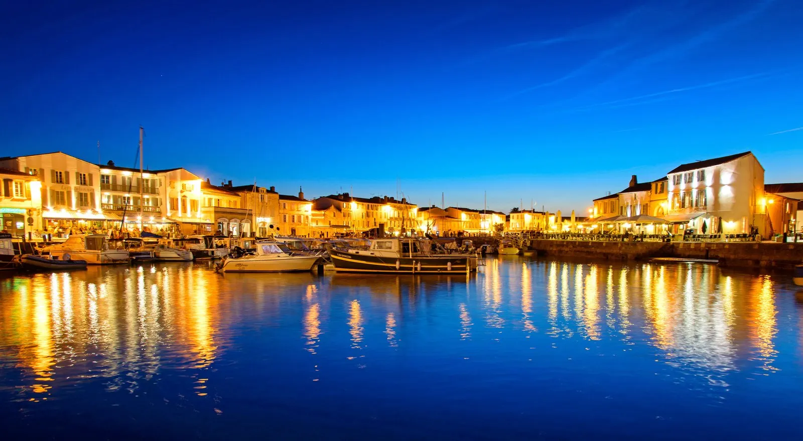 O porto de Saint-Martin-de-Ré à hora azul e as suas esplanadas iluminadas
