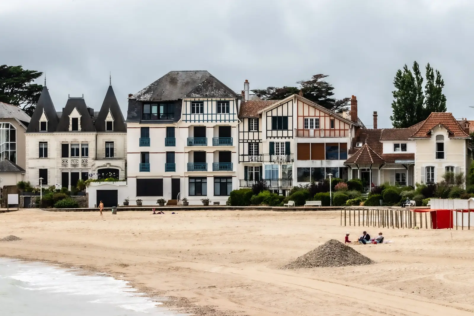 Les villas du front de mer du Pouliguen, à la pointe de la baie de La Baule : pans de bois, tourelles et balcons sur la plage