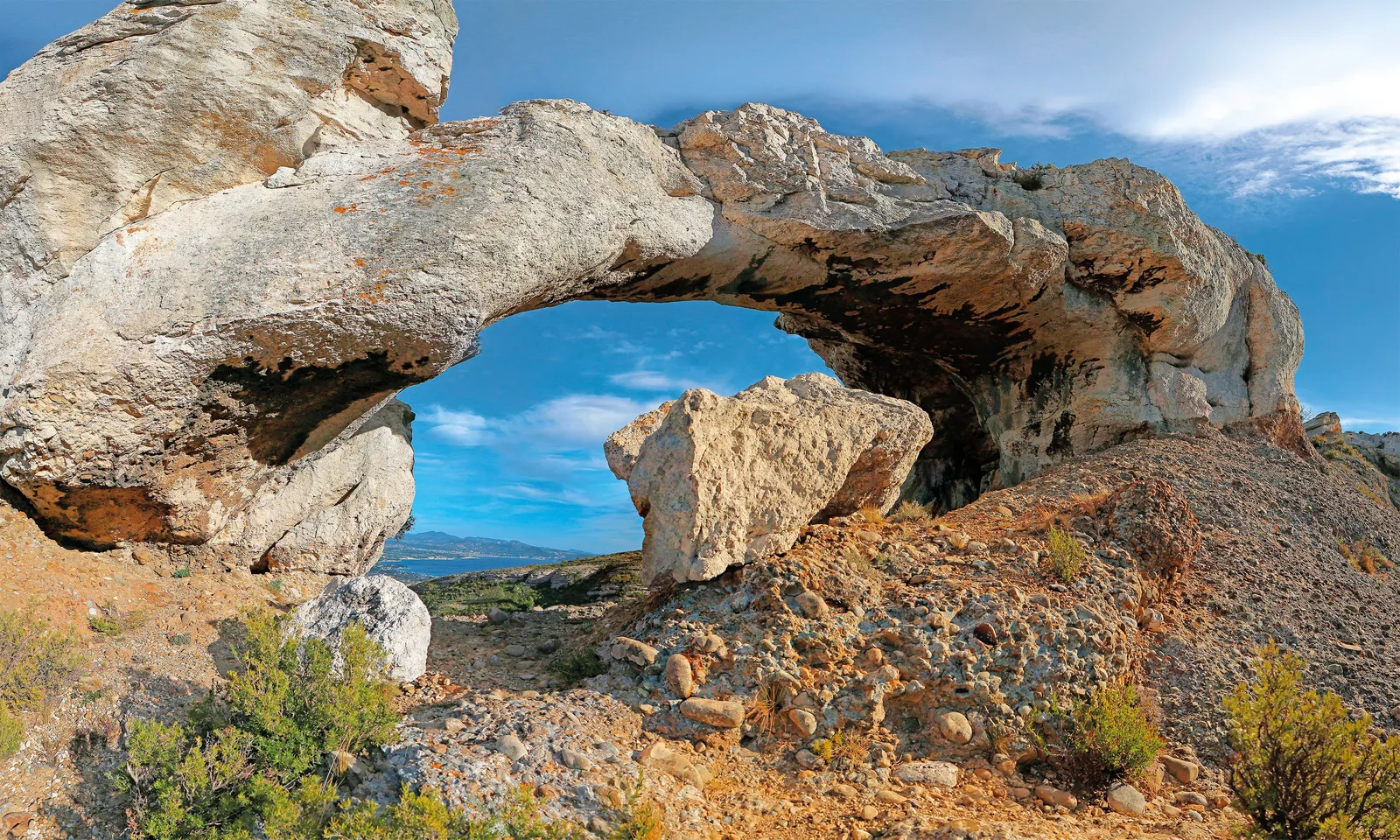 Une arche de calcaire sur les hauteurs de la route des Crêtes, à La Ciotat, face à la mer