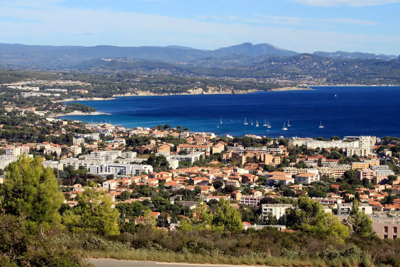 La baie de La Ciotat et la ville vues des hauteurs
