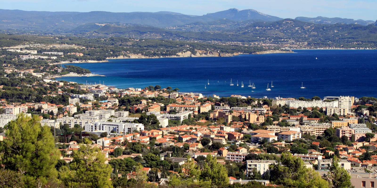 A baía de La Ciotat e a cidade vistas do alto