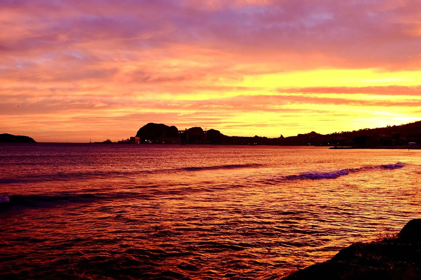 Le coucher de soleil sur la baie de La Ciotat et la silhouette du Bec de l’Aigle