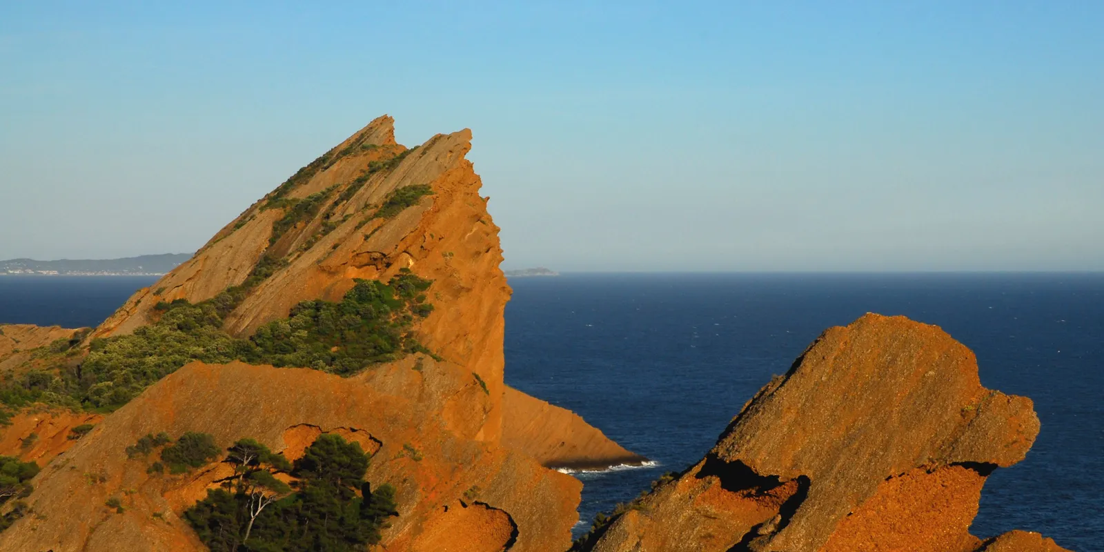 As falésias ocre do Bec de l’Aigle em La Ciotat, à luz do fim de tarde sobre o mar