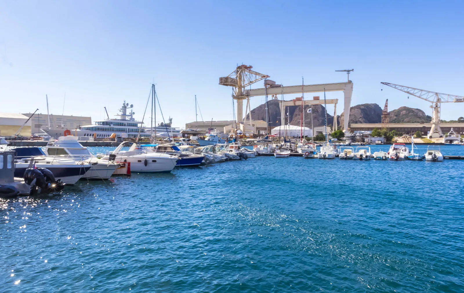 A marina de La Ciotat e as gruas dos estaleiros navais, diante do Bec de l’Aigle