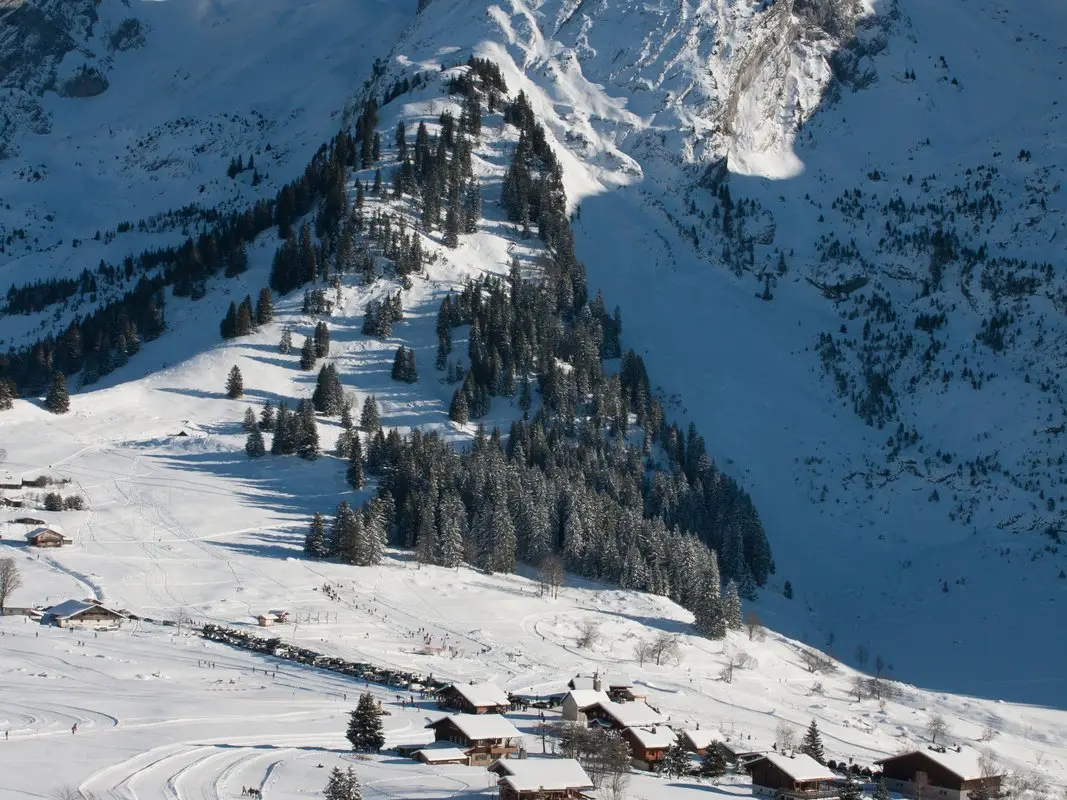 Les Confins sob a neve em La Clusaz, os chalés ao pé dos cumes dos Aravis