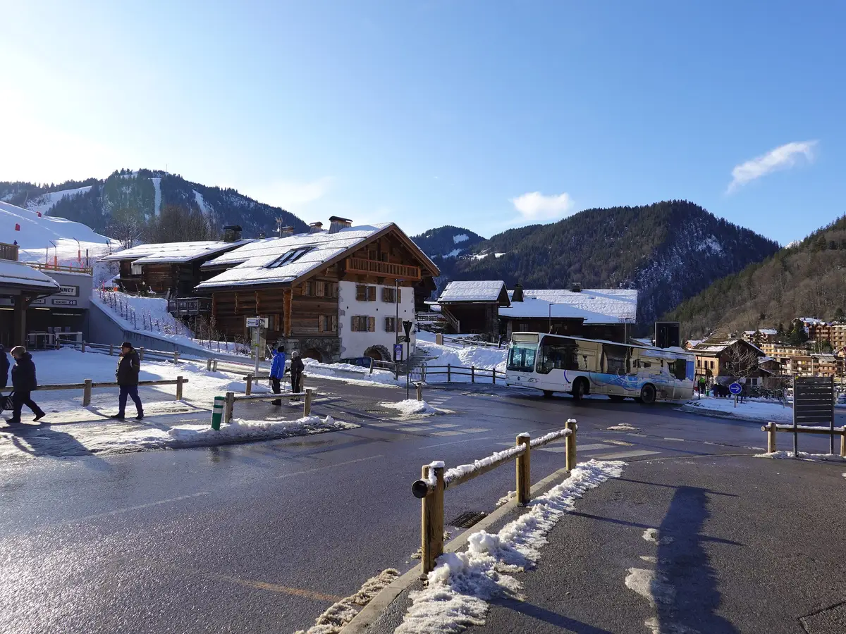 Le village de La Clusaz et le hameau du Bossonnet, dans le massif des Aravis
