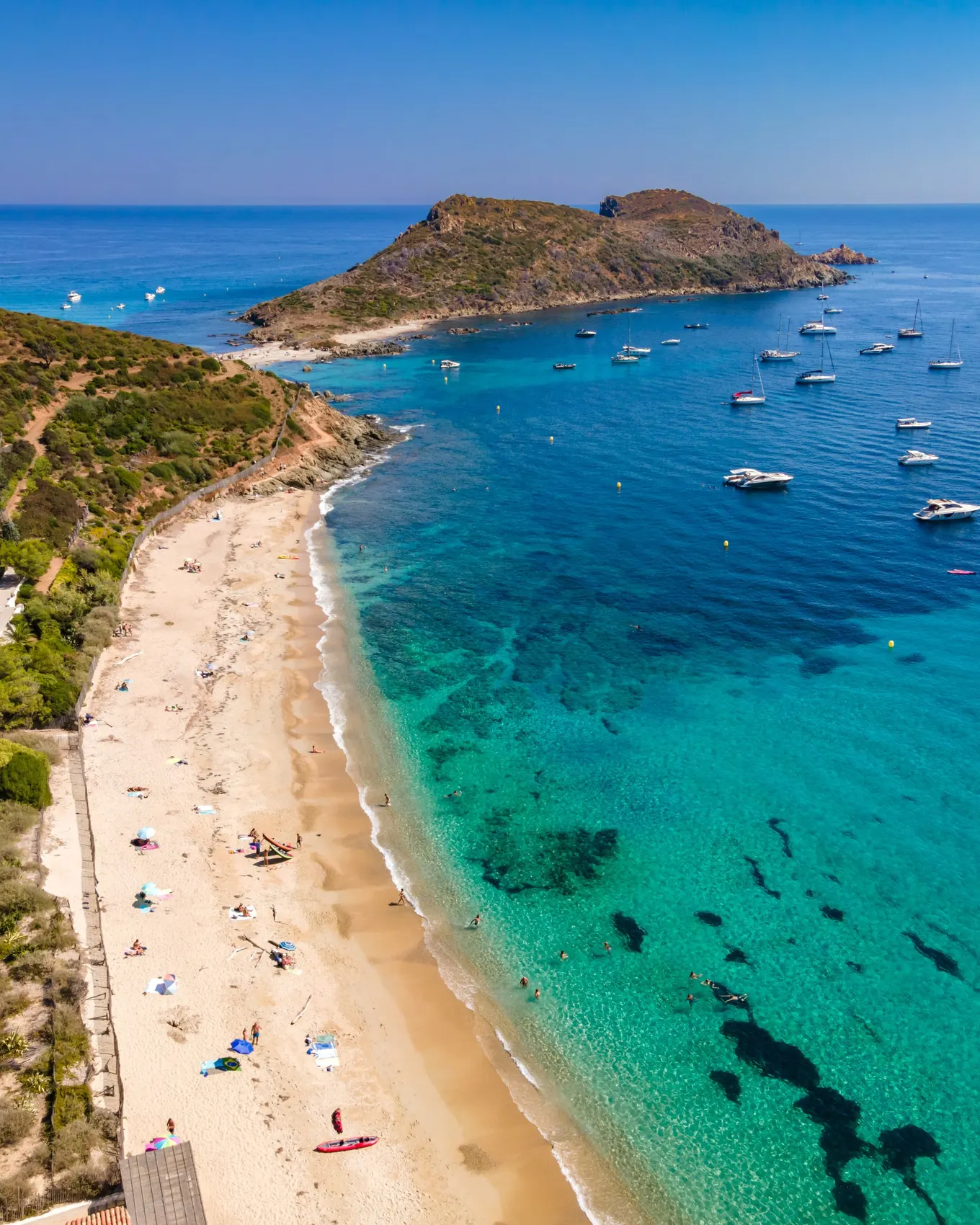 La plage de Briande et le cap Taillat vus du ciel, à La Croix-Valmer
