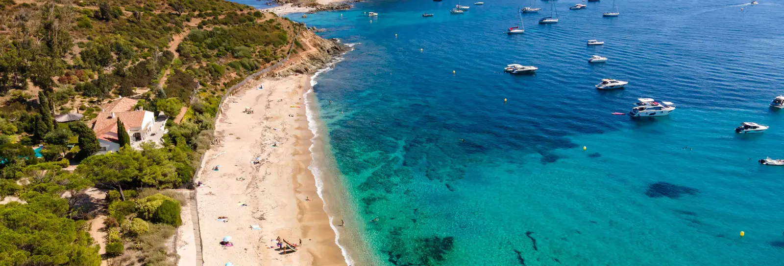 La plage de Briande et le cap Taillat vus du ciel, à La Croix-Valmer