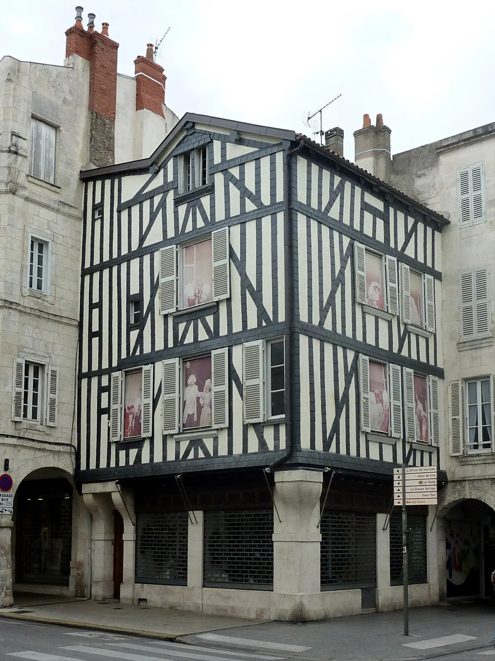 Casa renascentista em La Rochelle em pedra aparelhada, janelas de cruzeta e torreão de esquina