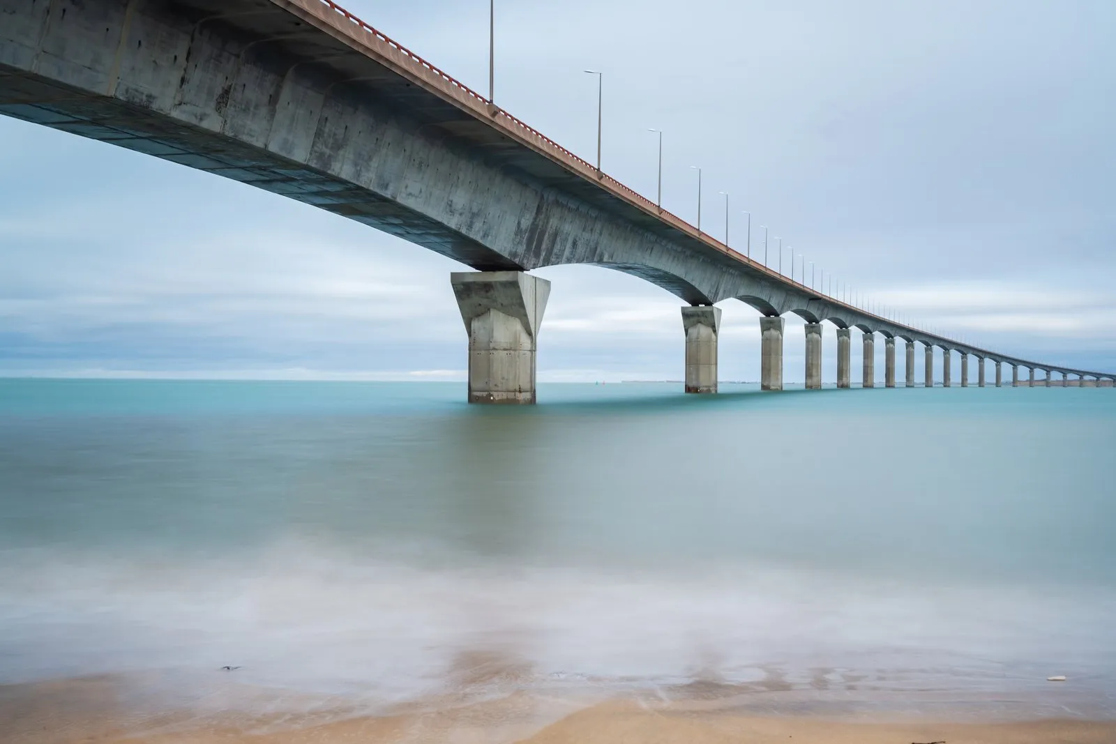 Le pont de l'île de Ré en pose longue, depuis la plage de La Rochelle