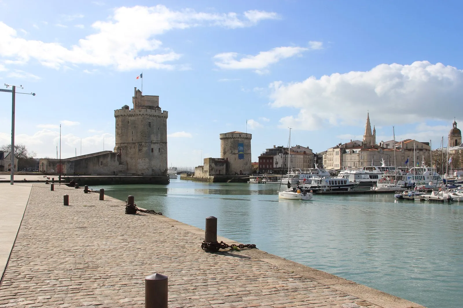 O cais de pedra do Porto Velho de La Rochelle, com as torres Saint-Nicolas e de la Chaîne ao fundo