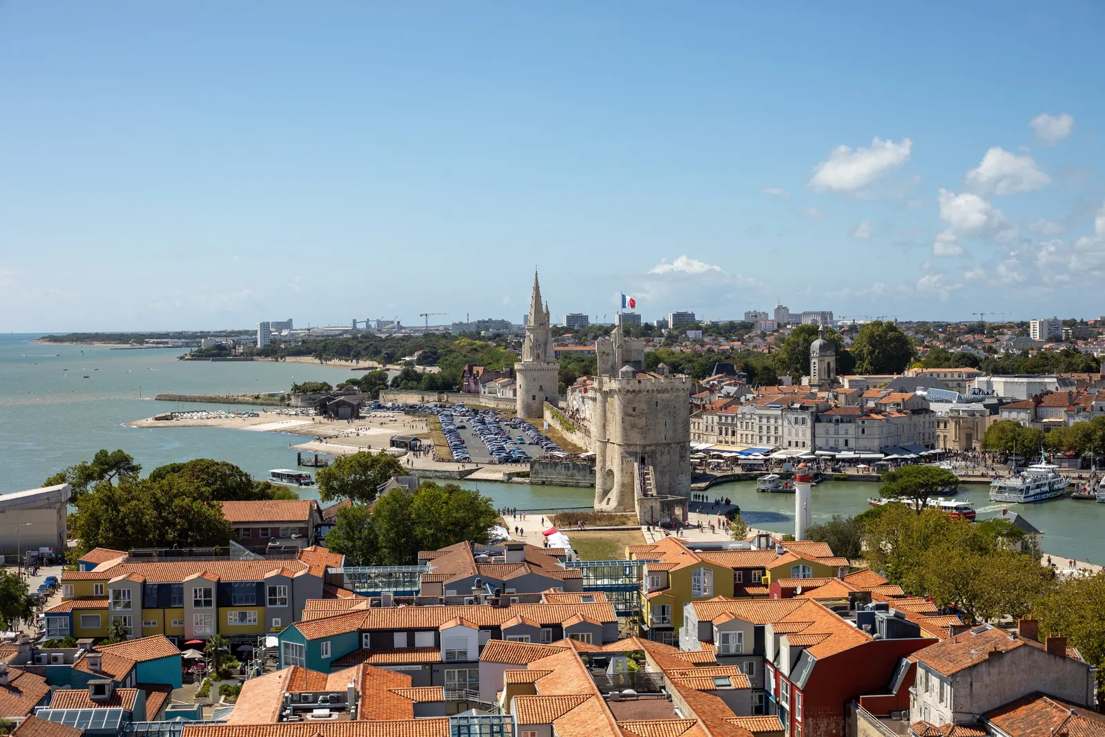 Les tours du Vieux-Port de La Rochelle et les toits de la vieille ville, vus du ciel