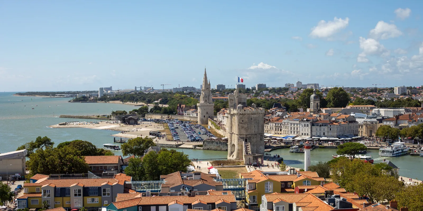 As torres do Vieux-Port de La Rochelle e os telhados da cidade velha, vistos do céu