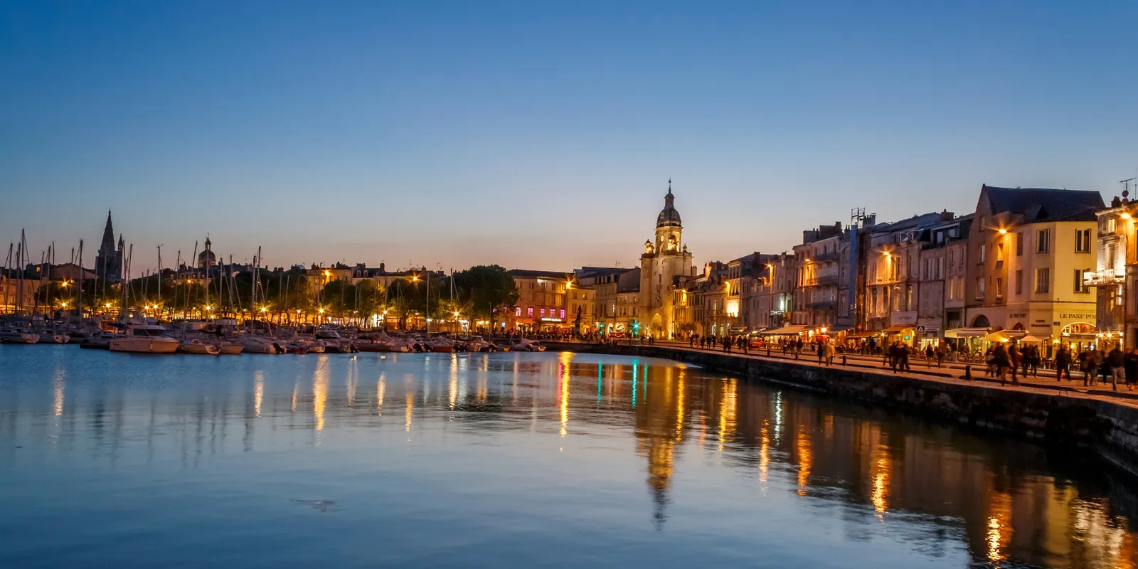 O Vieux-Port de La Rochelle ao crepúsculo e a Grosse Horloge