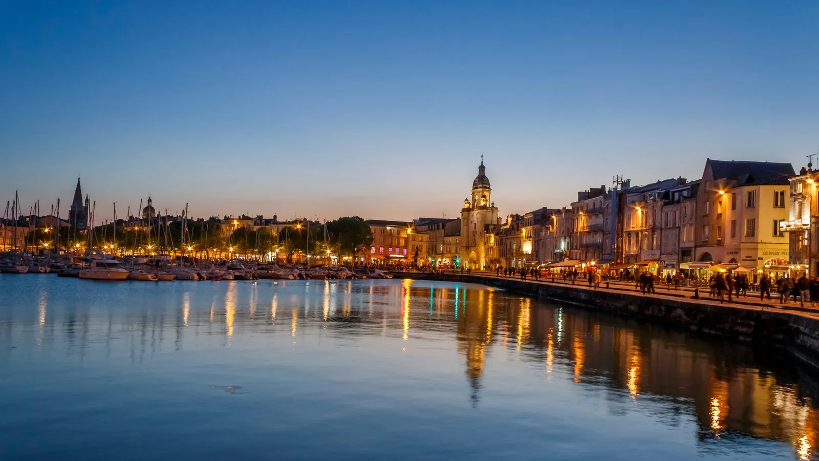 Le Vieux-Port de La Rochelle au crépuscule et la Grosse Horloge