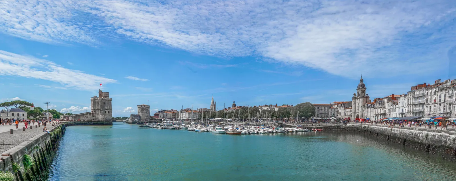 Panorama do Porto Velho de La Rochelle, as suas torres medievais e as fachadas do cais