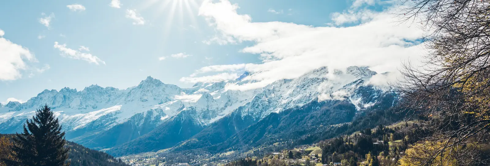 Le massif du Mont-Blanc au-dessus des toits du village des Houches, à l’automne