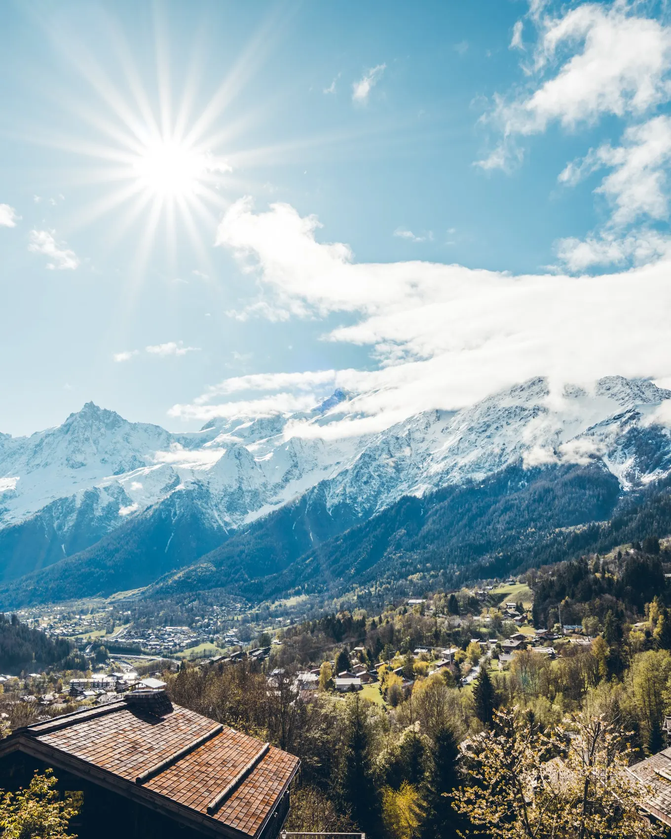 Le massif du Mont-Blanc au-dessus des toits du village des Houches, à l’automne