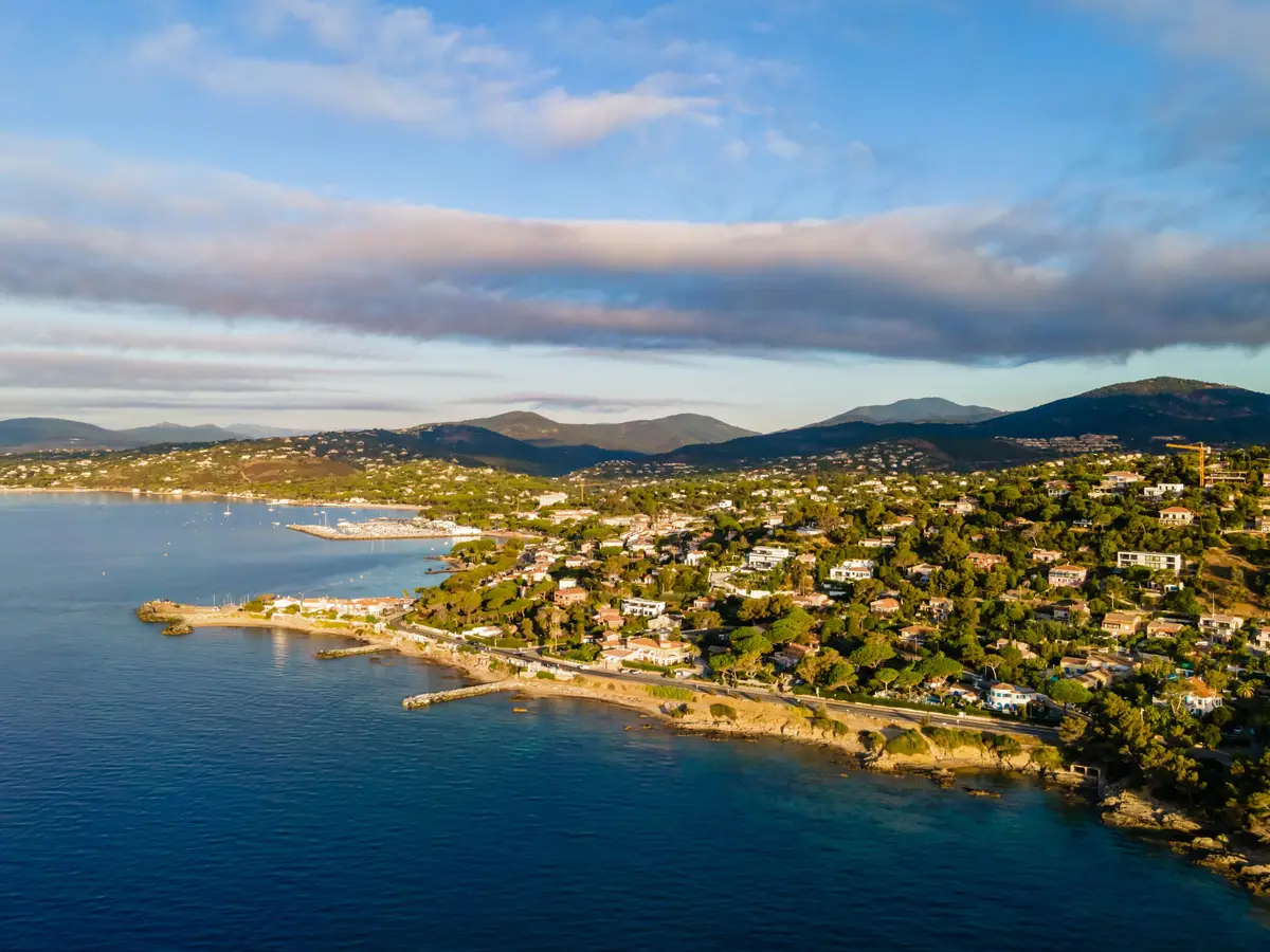 La côte des Issambres vue du ciel : les villas dans les pins au-dessus de la mer, le golfe au fond