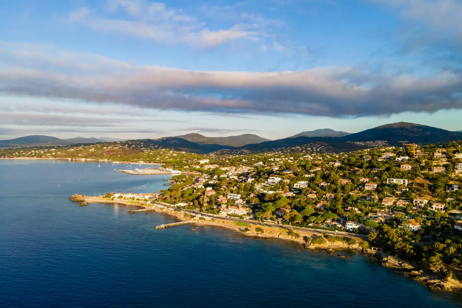 La côte des Issambres vue du ciel : les villas dans les pins au-dessus de la mer, le golfe au fond