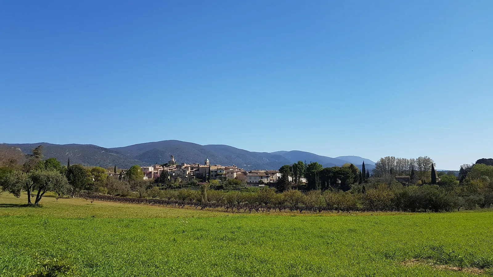 Le village de Lourmarin au pied des collines du sud Luberon
