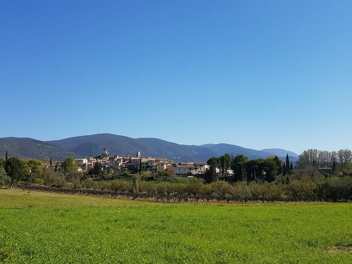 Le village de Lourmarin au pied des collines du sud Luberon