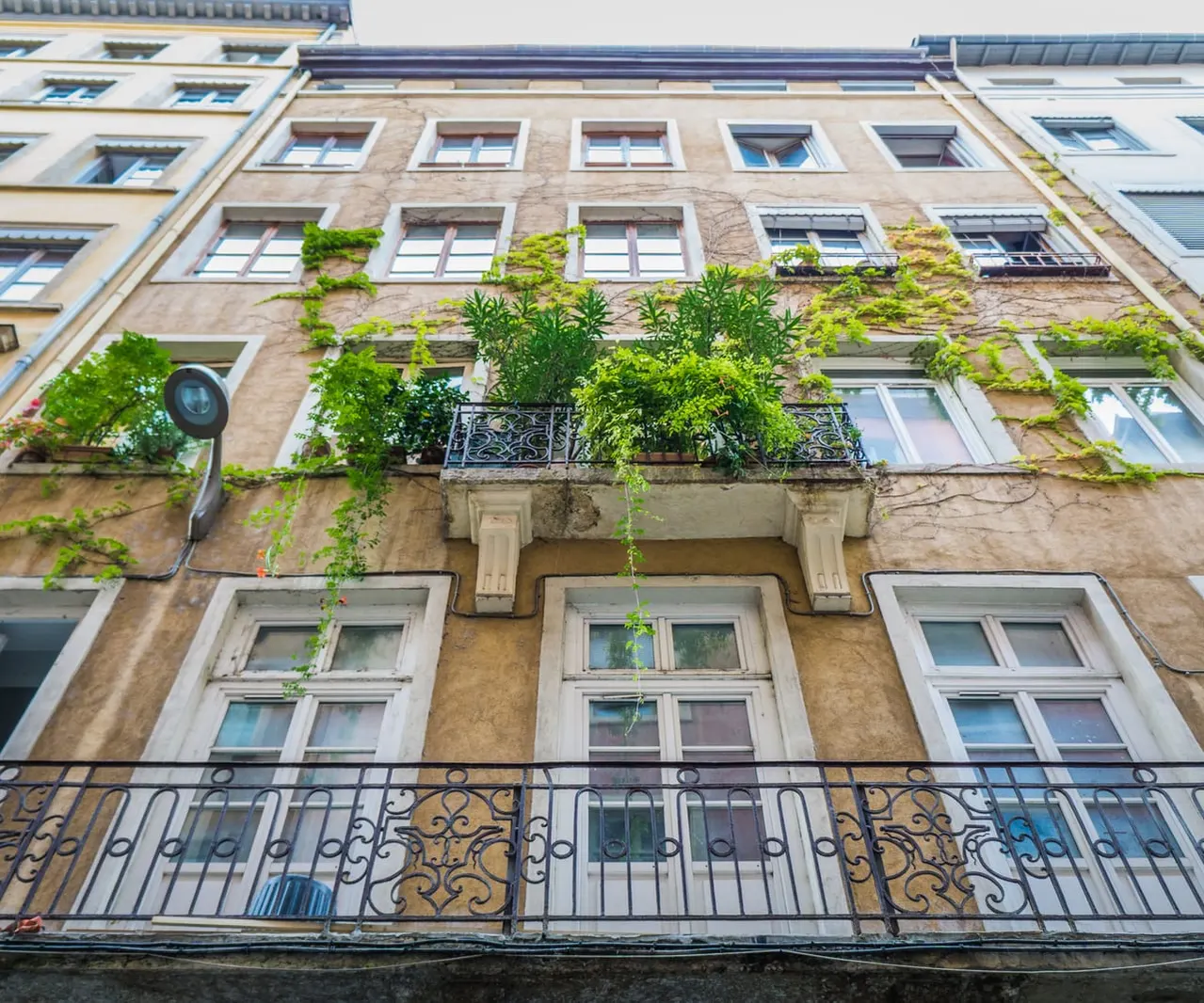 Une façade aux balcons fleuris