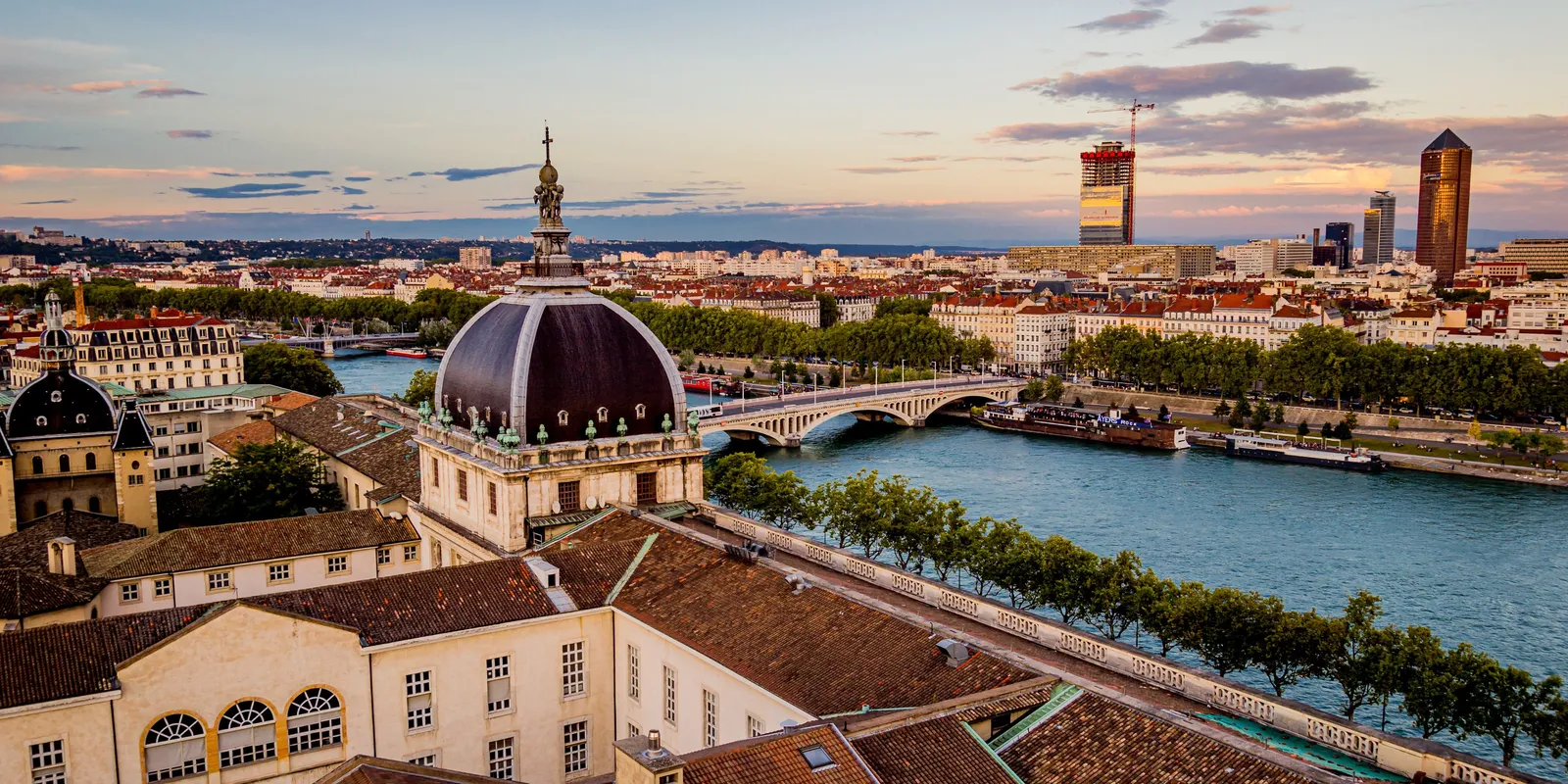 Le dôme du Grand Hôtel-Dieu sur la Presqu’île, le Rhône et les tours de la Part-Dieu au couchant