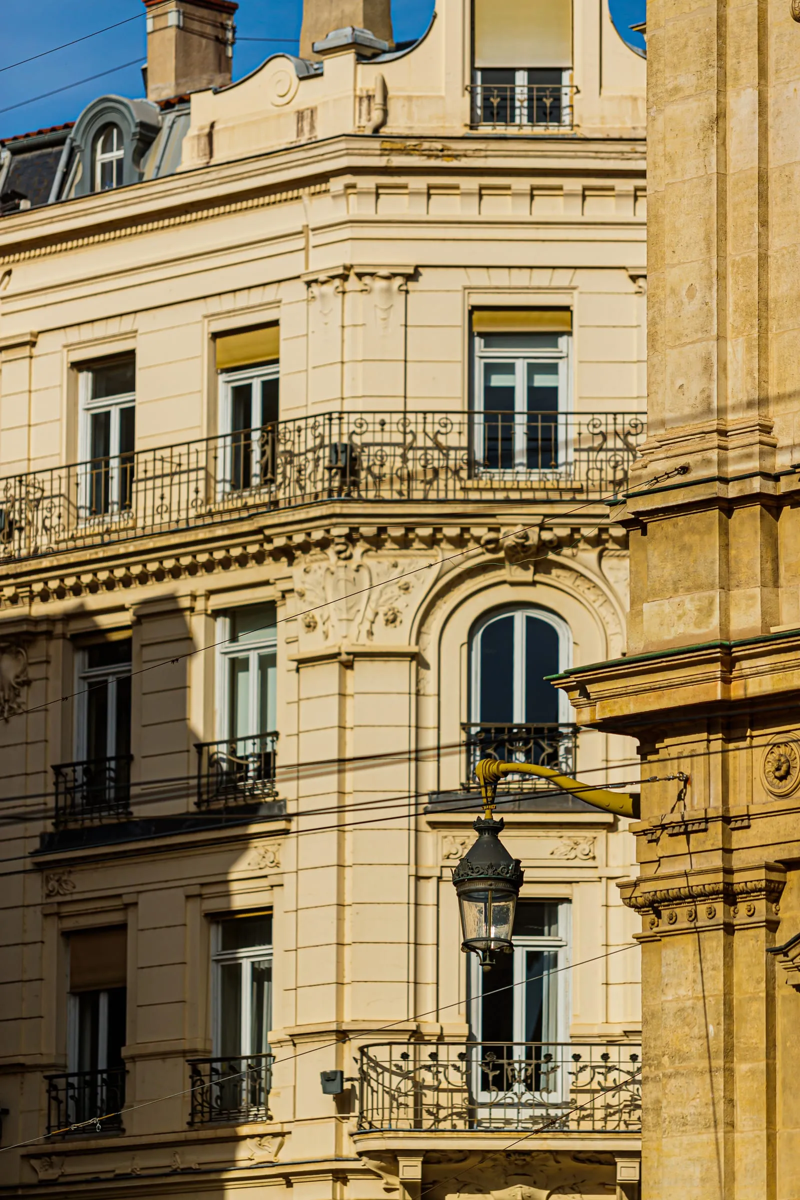 Une façade ouvragée et ses balcons en fer forgé
