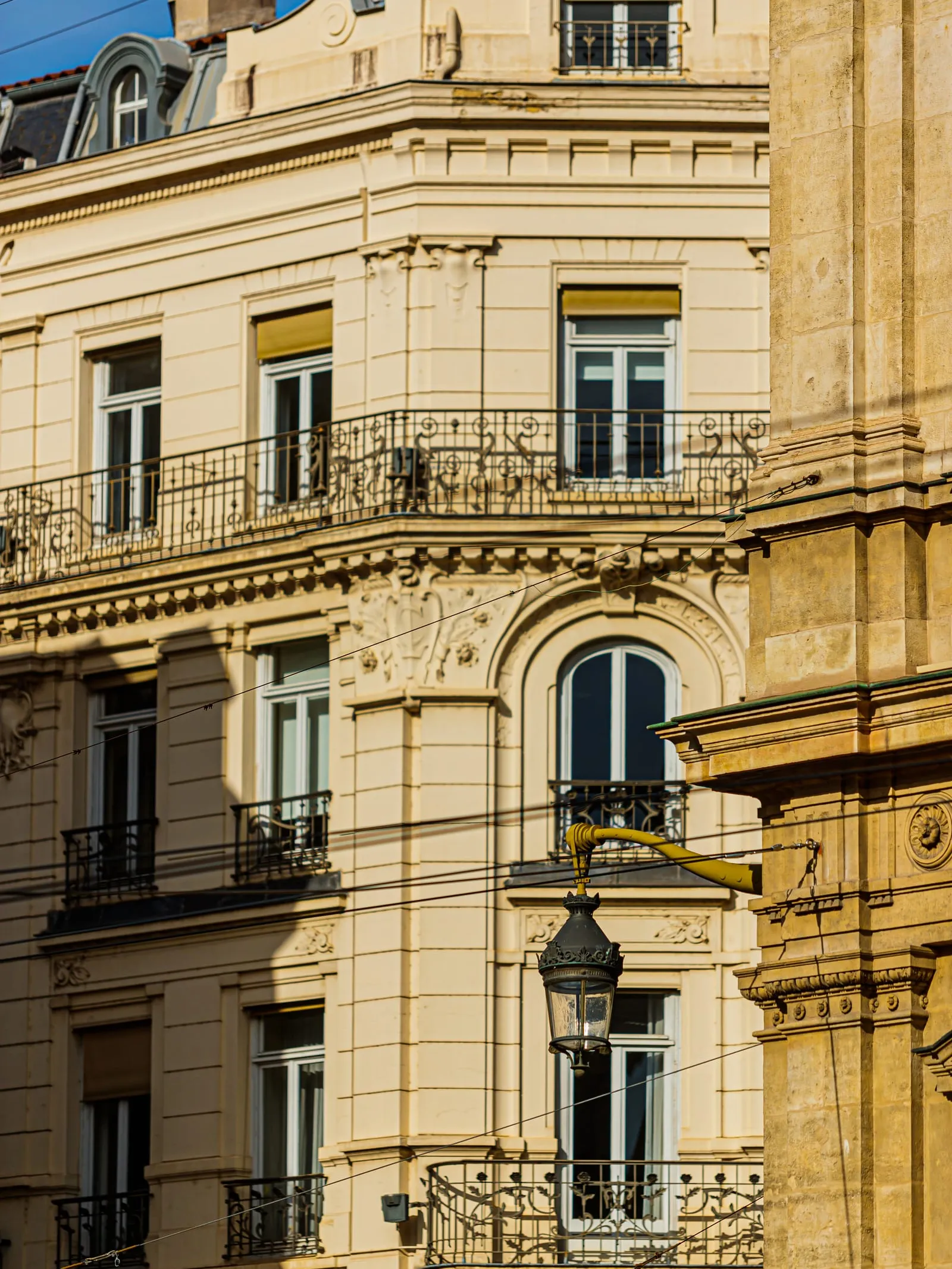 Une façade ouvragée et ses balcons en fer forgé