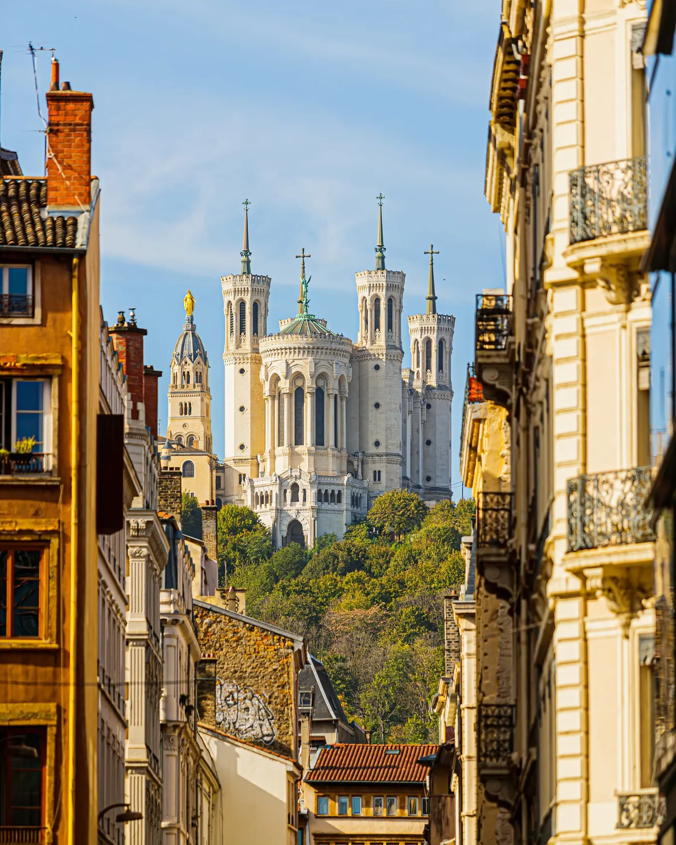 La basilique de Fourvière entre deux façades