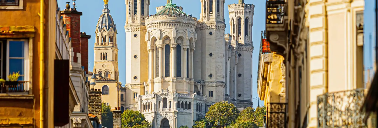 La basilique de Fourvière entre deux façades