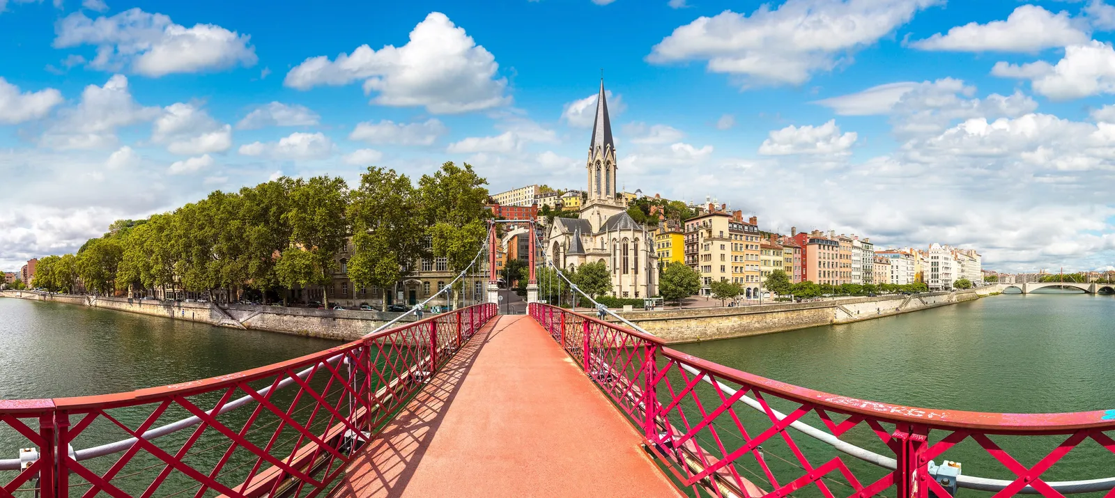 La passerelle Saint-Georges et l’église du Vieux Lyon, sur la Saône