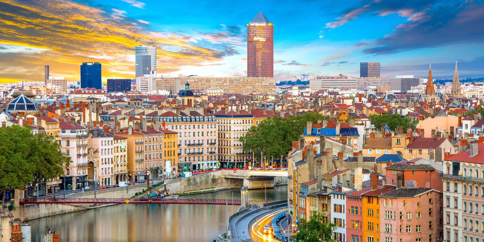 Les toits de Lyon au couchant, la Saône et les tours de la Part-Dieu