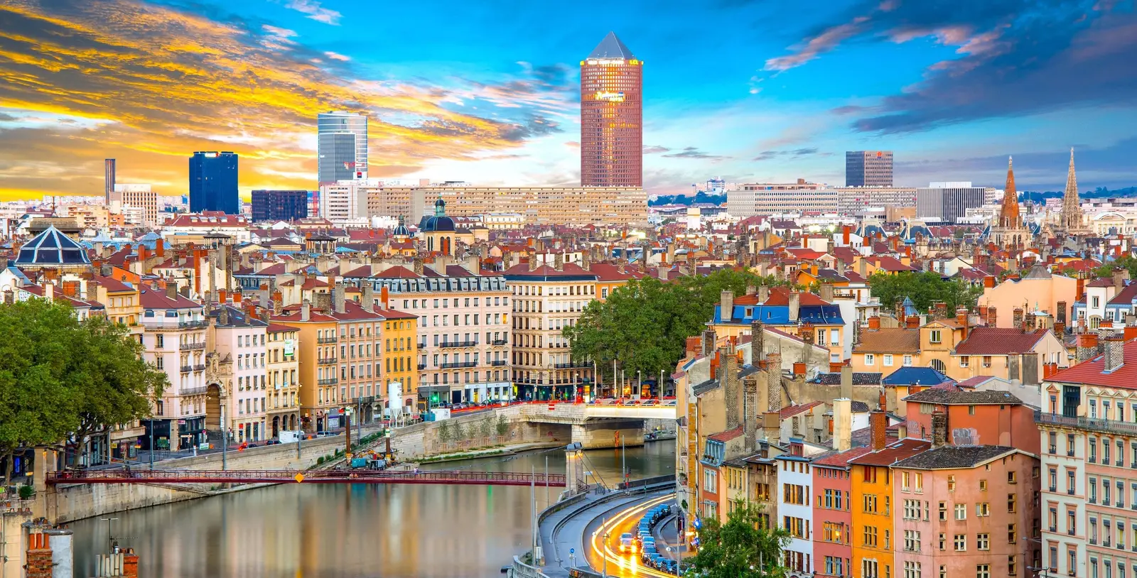 Les toits de Lyon au couchant, la Saône et les tours de la Part-Dieu