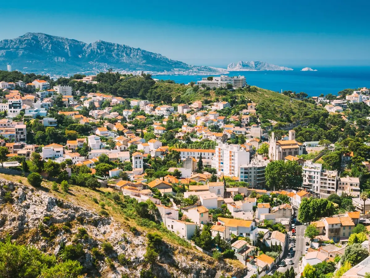 Les toits et les villas des collines du sud de Marseille, le massif de Marseilleveyre et l’île Maïre au loin