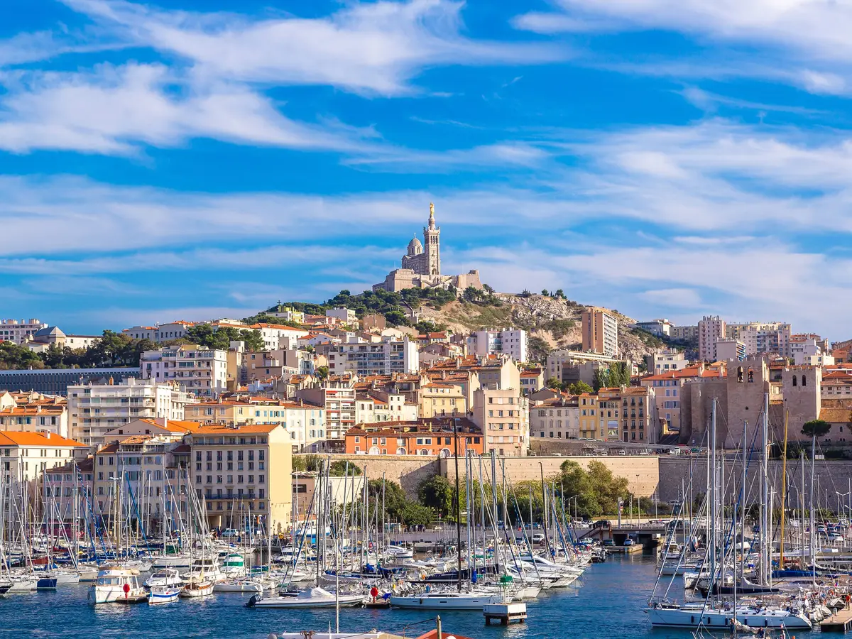 Le Vieux-Port et la basilique Notre-Dame de la Garde à Marseille
