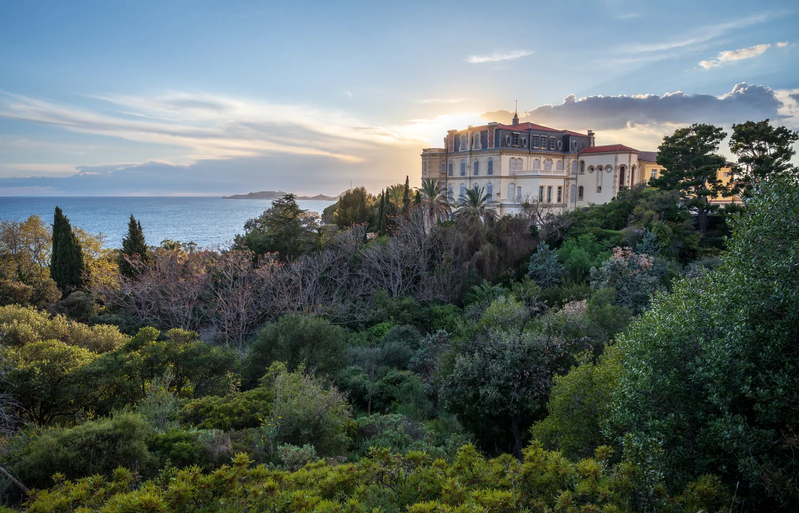 Uma moradia Belle Époque e os seus jardins acima do mar, na Corniche Kennedy, em Marselha
