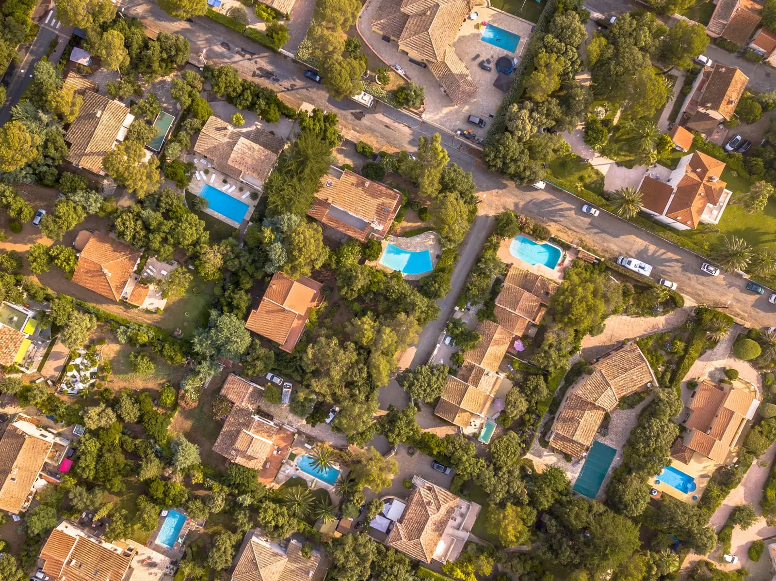 Moradias de telhados de telha e piscinas no sul de Marseille