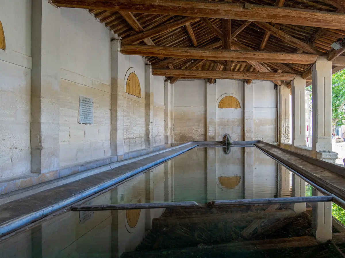 Le grand lavoir de Maussane-les-Alpilles, son long bassin et sa charpente de bois