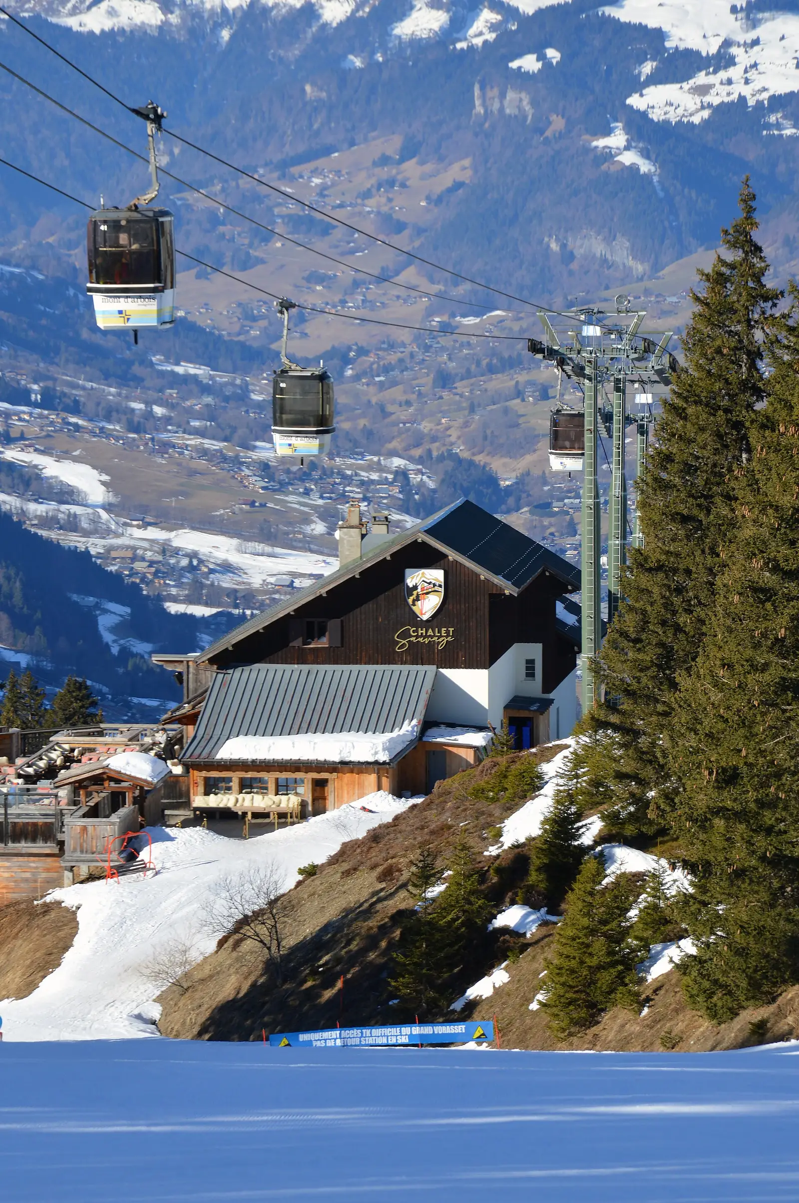 Timber-and-stone chalet in Megève at the heart of the village