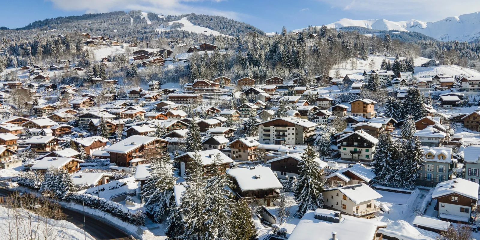 Os chalés de Megève sob a neve, vistos do céu