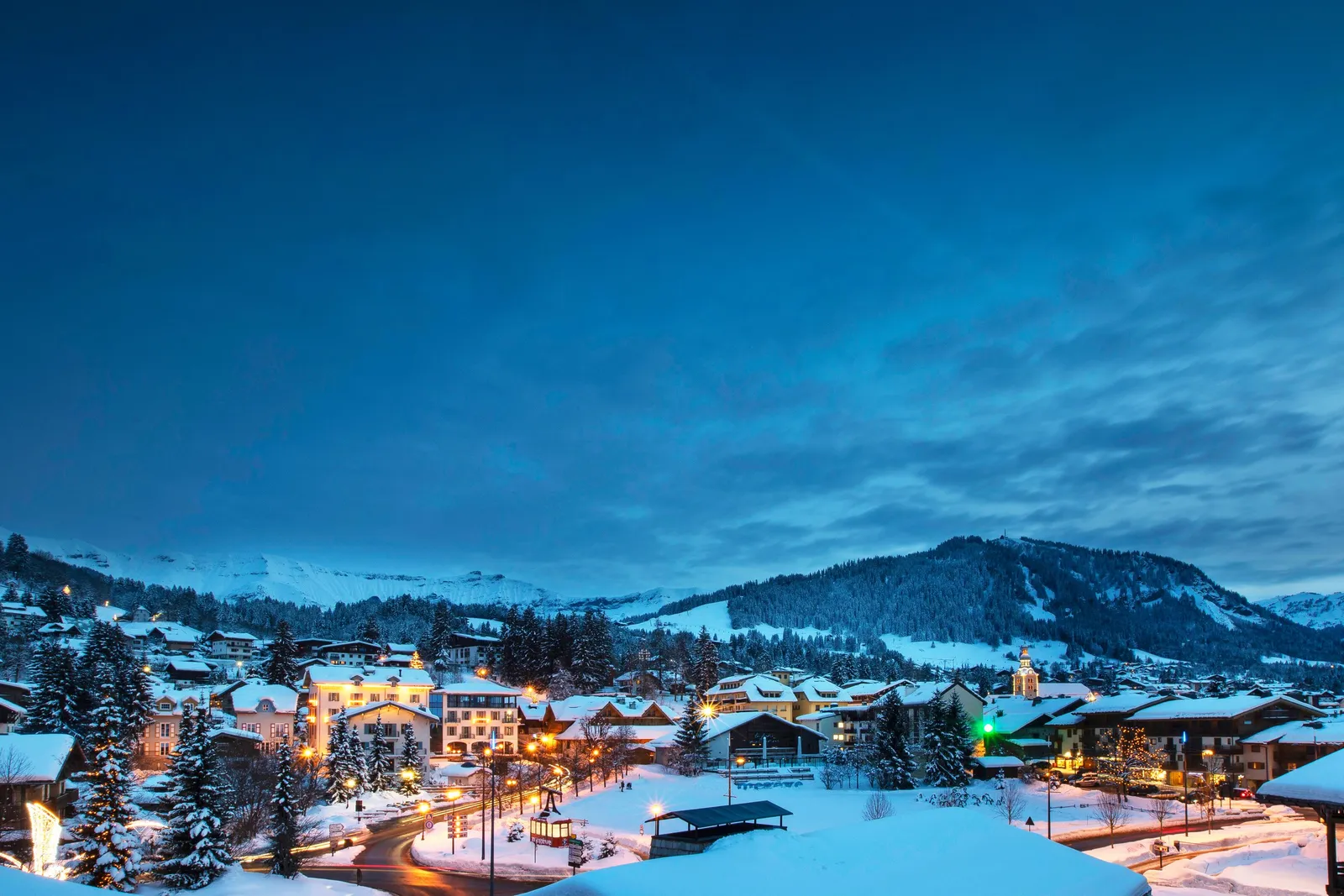 A aldeia de Megève sob a neve, à hora azul